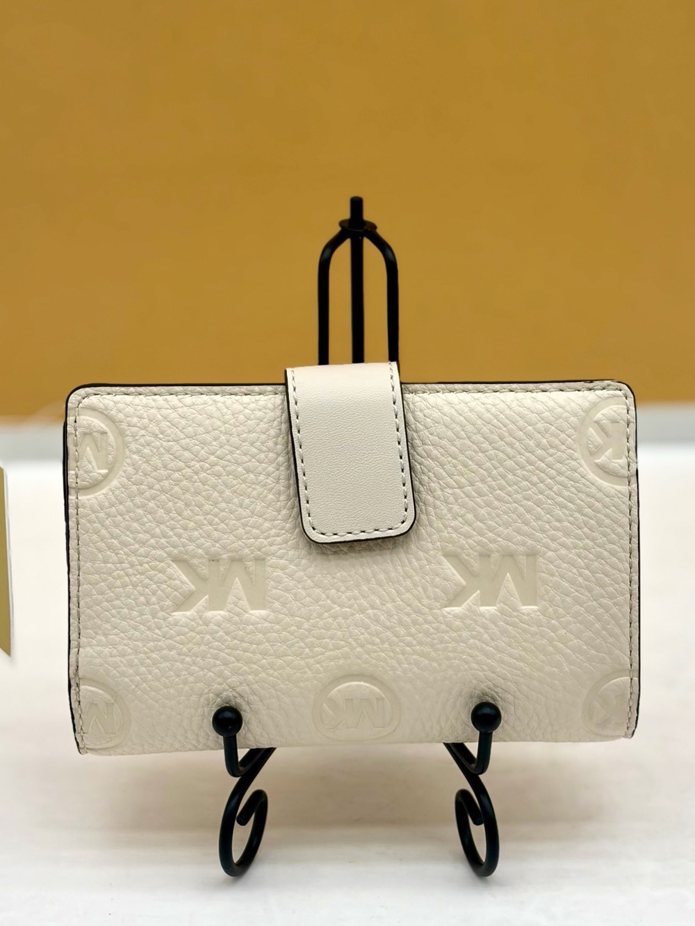 MICHAEL KORS Jet Set Travel Medium Logo Debossed Bifold Wallet - Picture 4 of 9